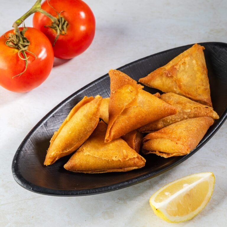 מאפים משולשים מטוגנים על צלחת כהה